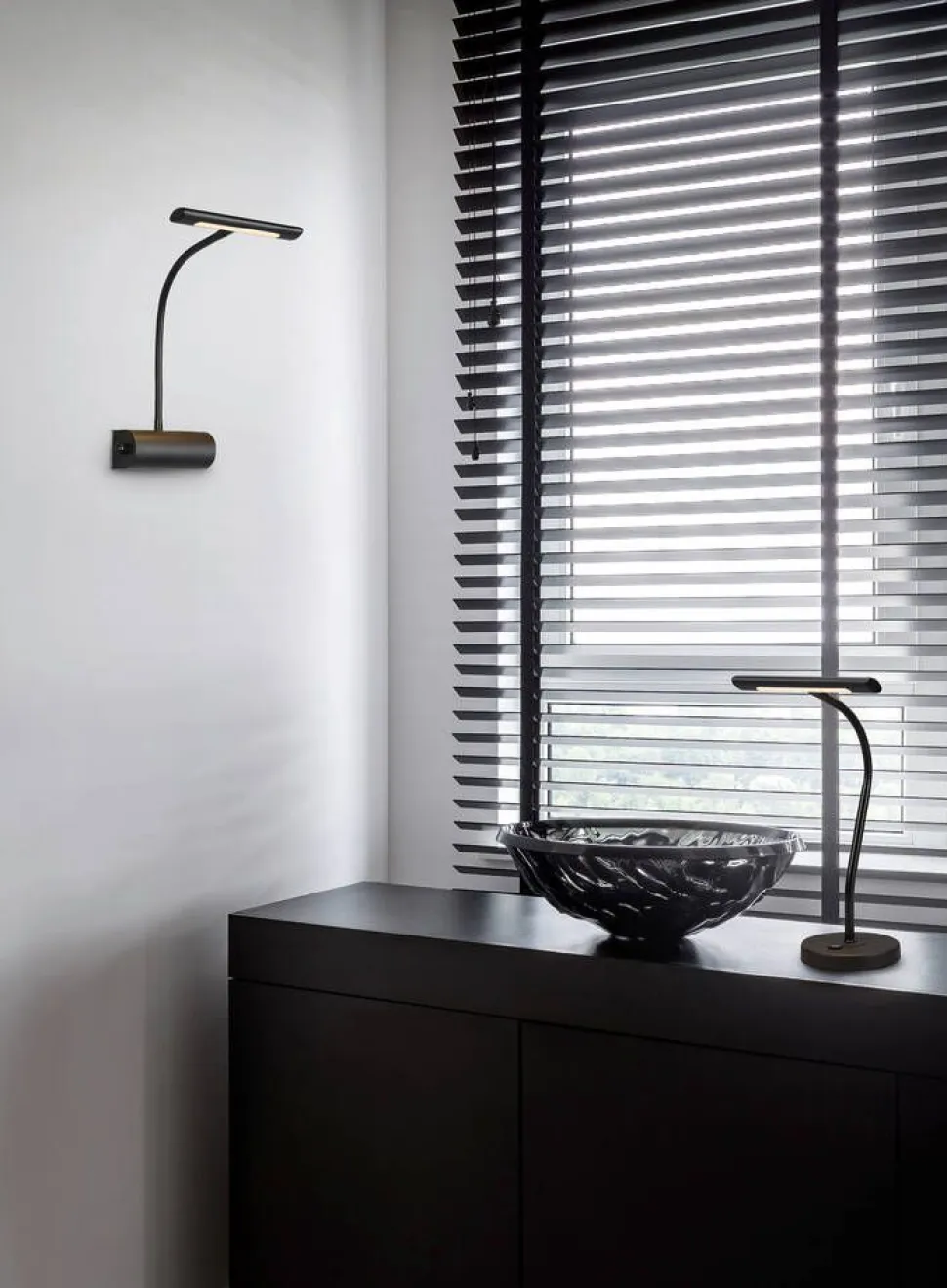 Trio Lighting LED pöytävalaisin Curtis mattamusta