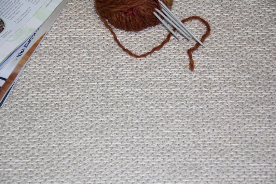 VM-Carpet Aho 72 beige, kapea pellavakantti Ø 133 cm