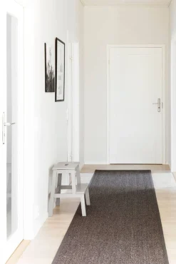 VM-Carpet Barrakuda 9371 antrasiitti, 80*250 cm, kantti 38
