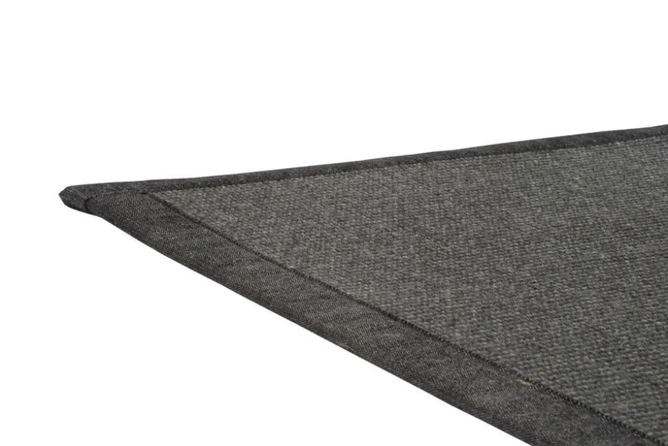 VM-Carpet Esmeralda 79 musta, 133*200 cm, kantti 020 B